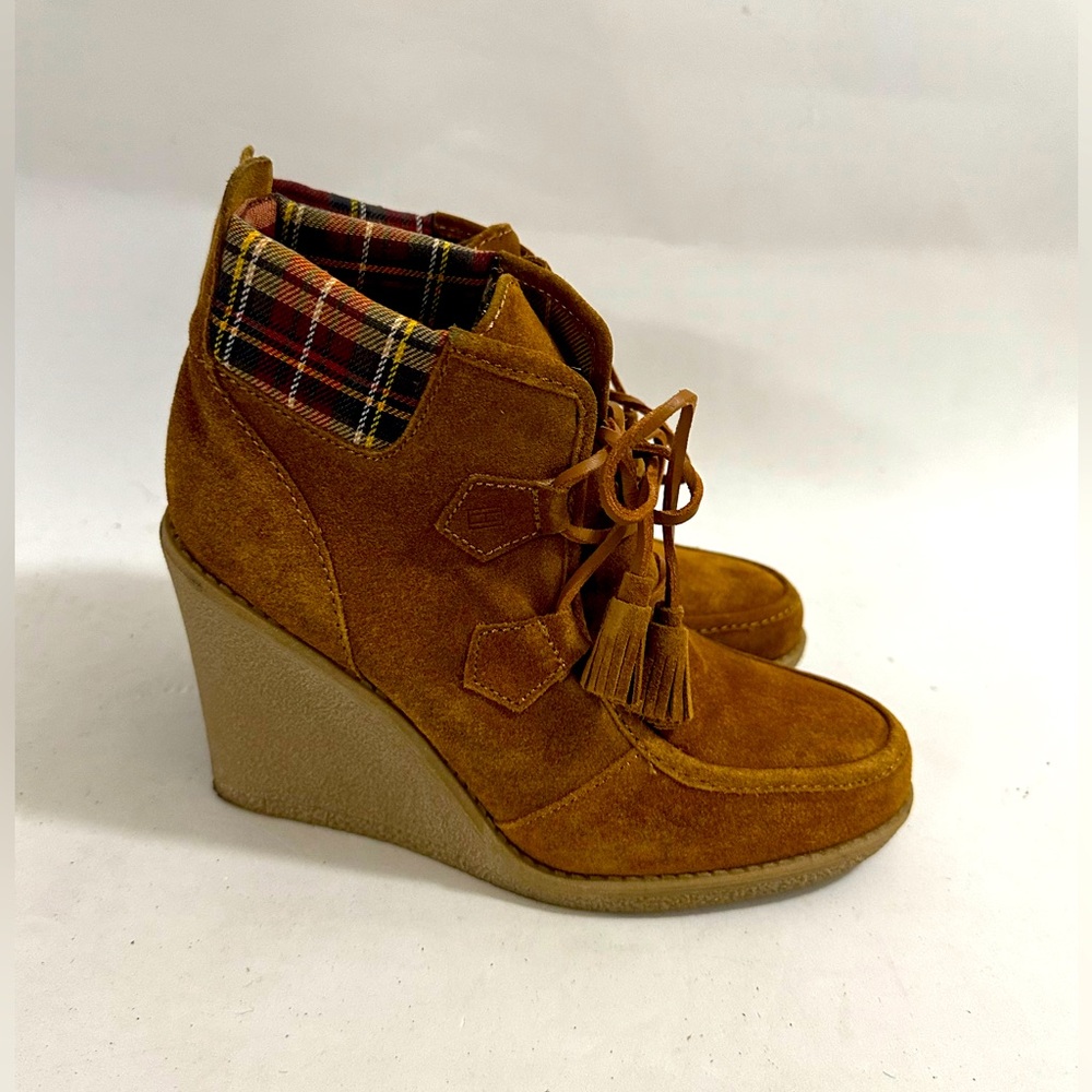 Womens Tommy Hilfiger heeled boot size 9